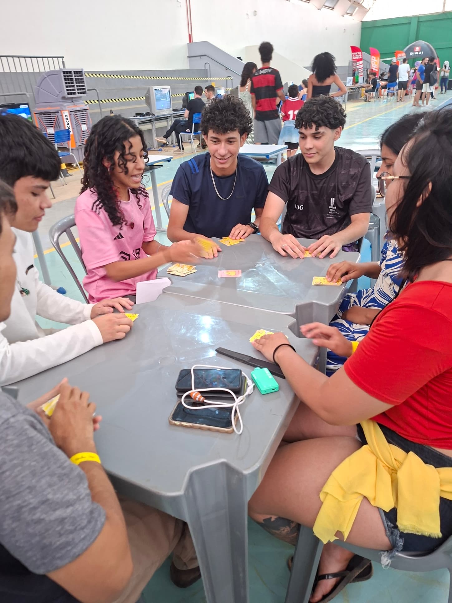 Grupo de amigos jogando cartas em evento