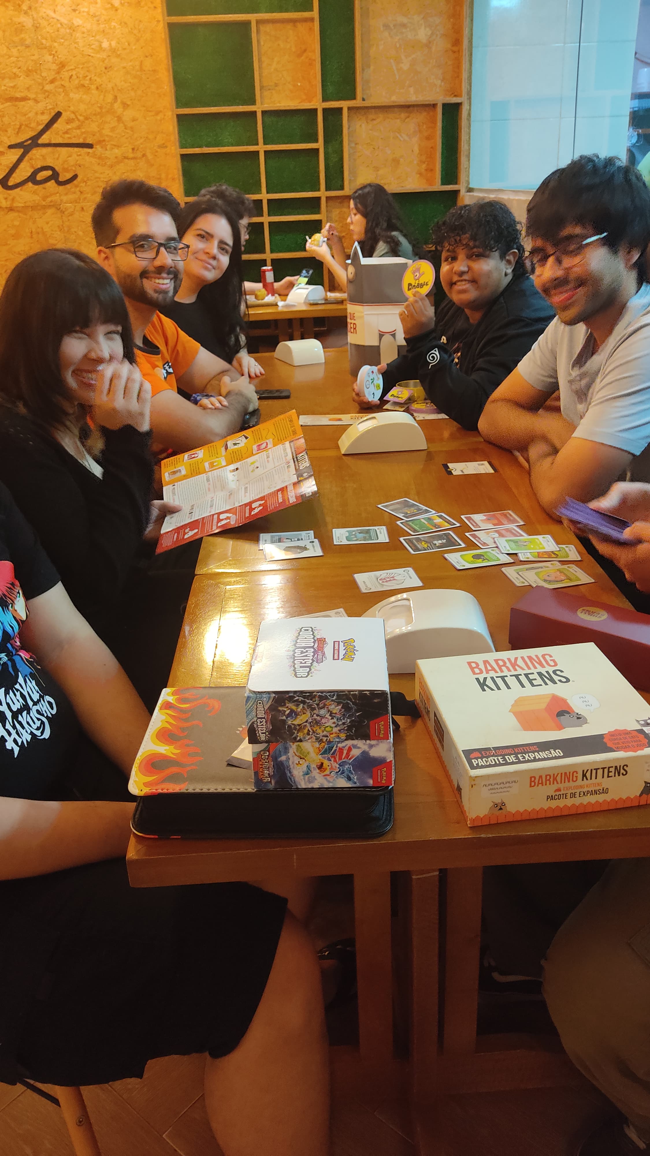Turma reunida jogando Barking Kittens e outros jogos